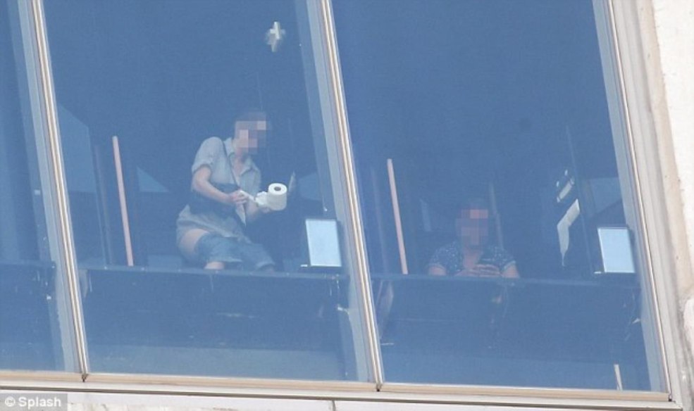 Peeping dans les fenêtres des maisons