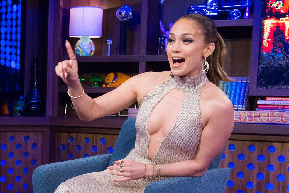 A montré le coffre en l'air