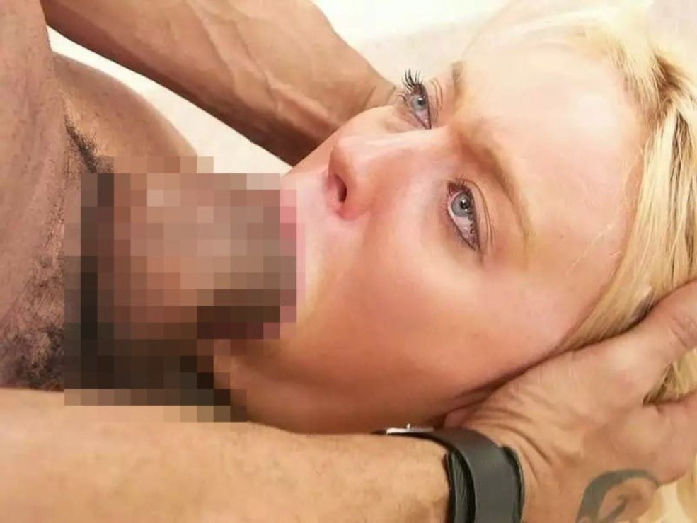 Jeune fille avec un membre dans sa bouche