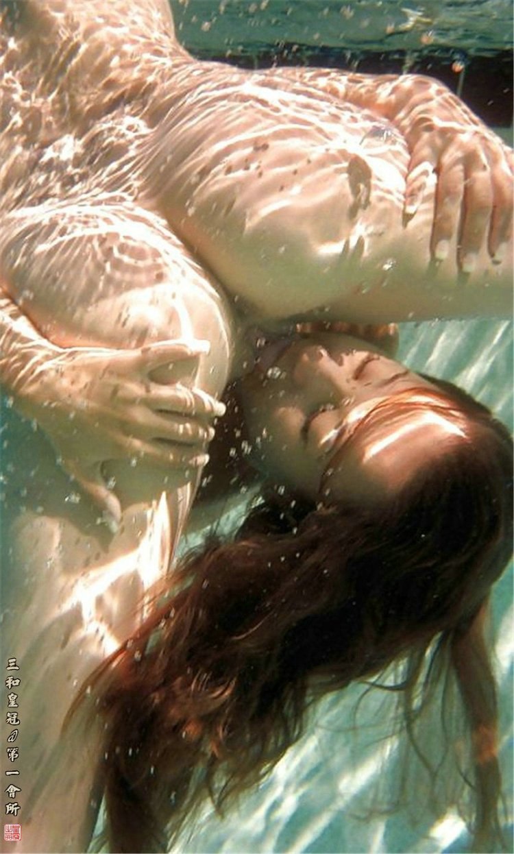 Filles nues dans l'eau