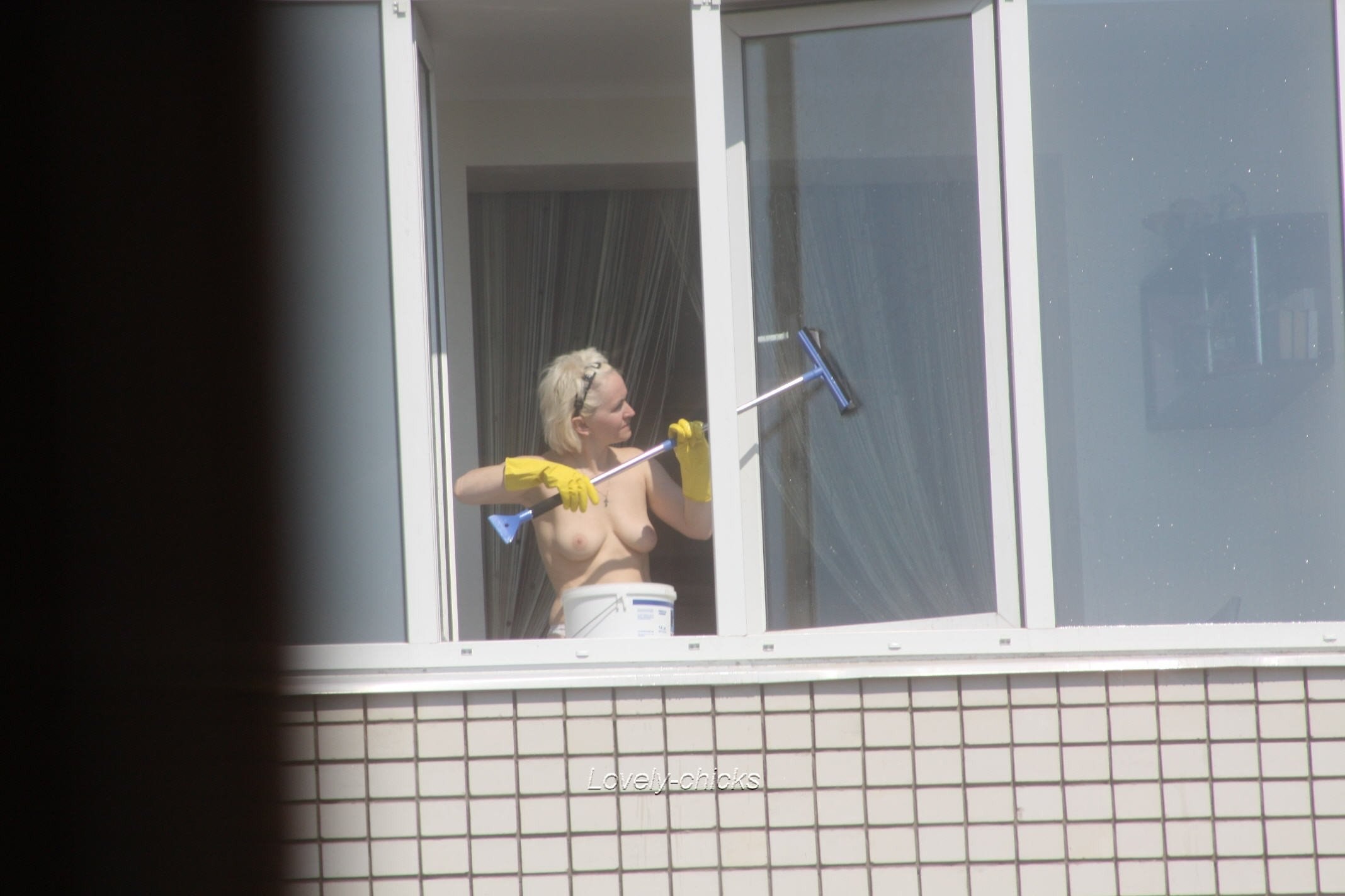 голая женщина в окне фото фото 96