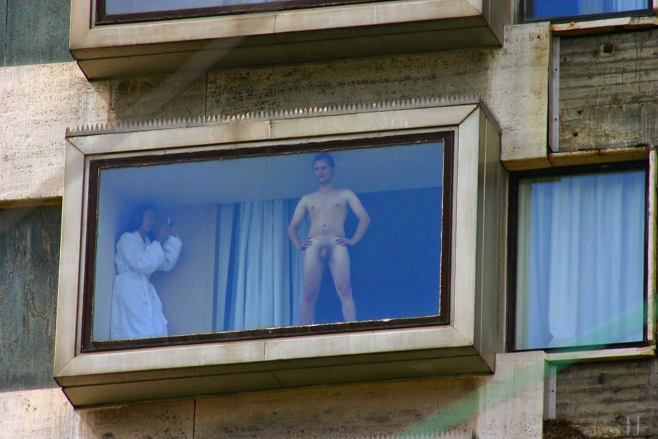 баба смотрит за голым мужиком в окне фото 4