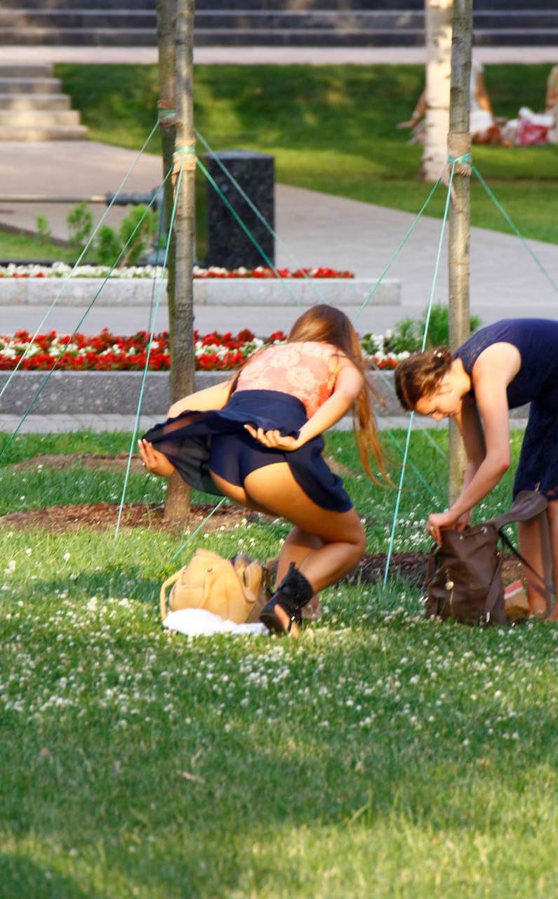 Chloé Ferry dans une très courte robe