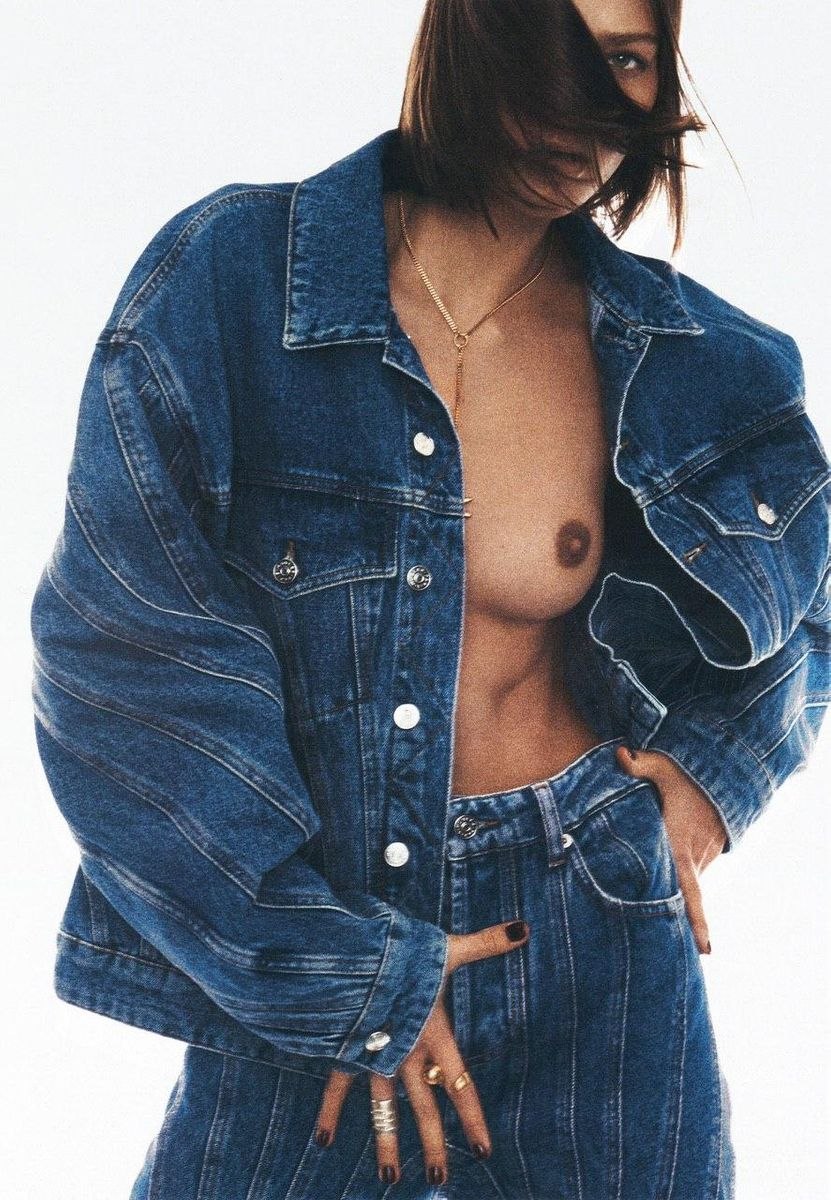 Alesia Kafelnikova poitrine