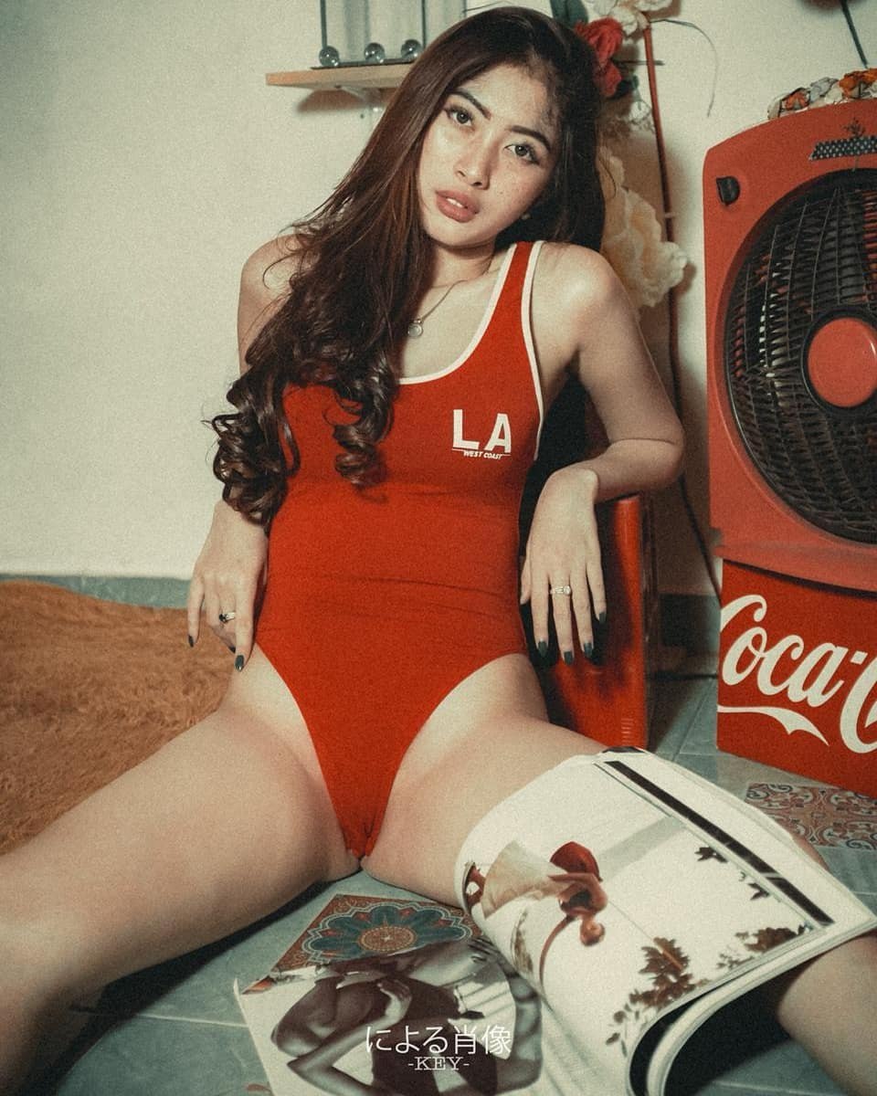 Les femmes soulèvent des robes