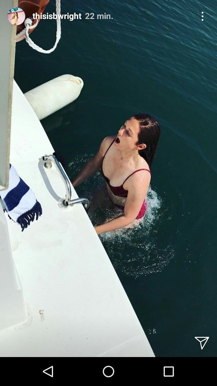 Jambes Bonnie Wright