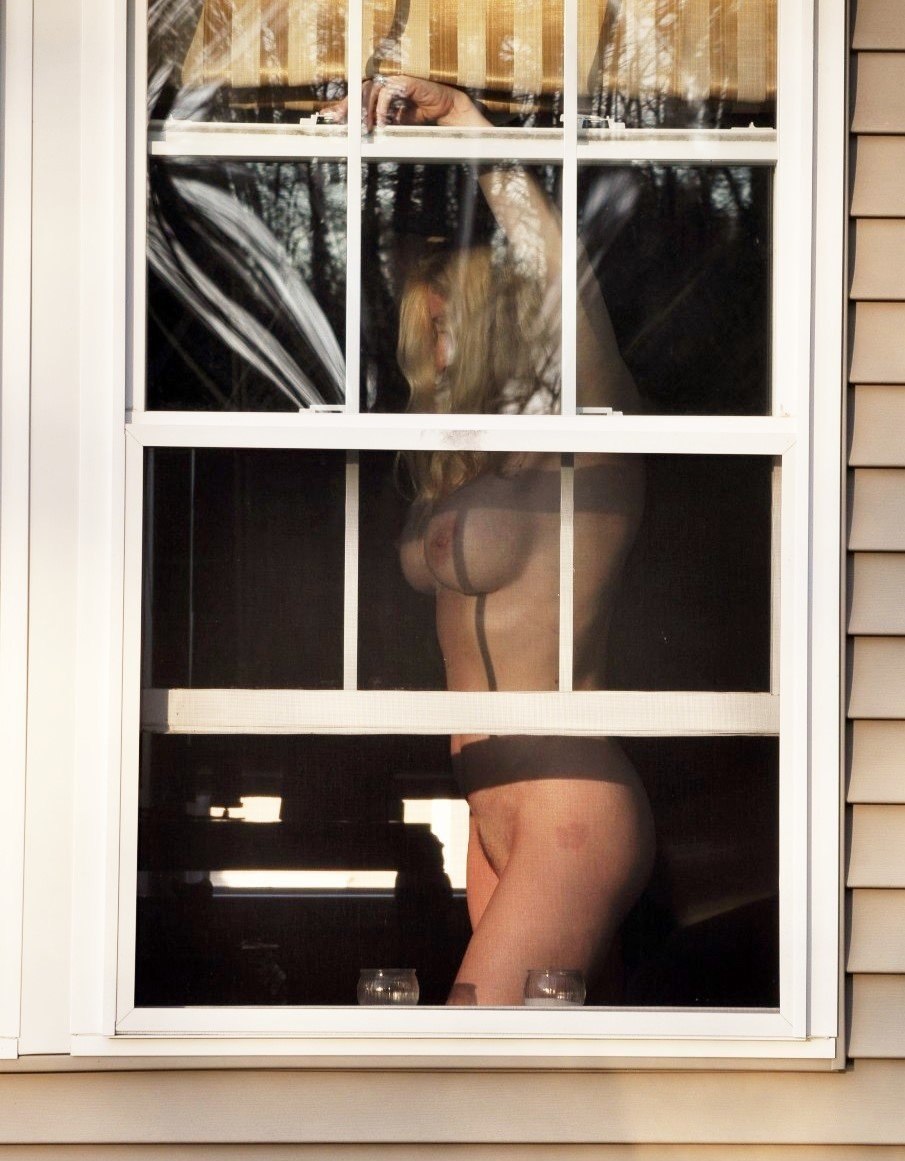 Femmes nues dans les fenêtres des maisons