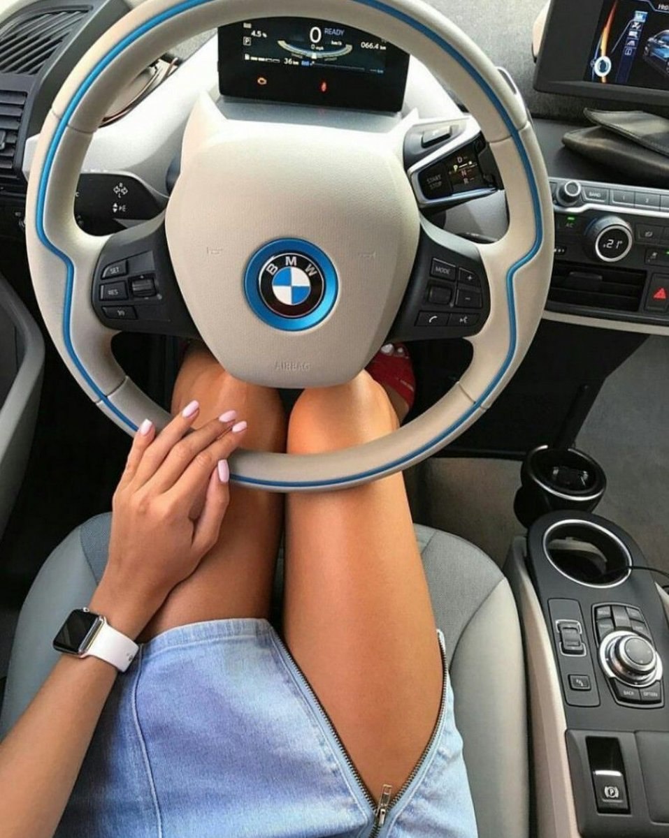 La main de la fille sur le volant BMW