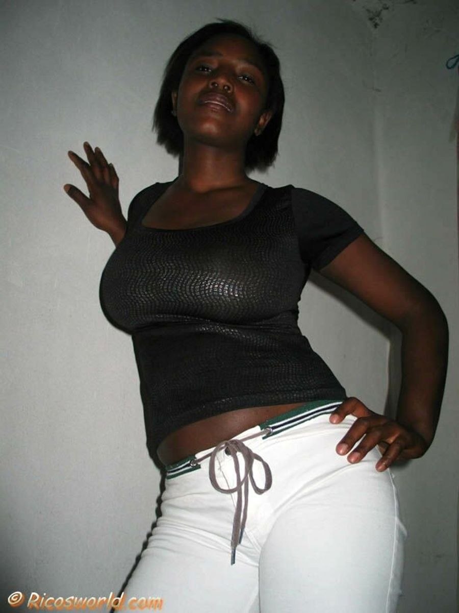 Jeune chatte noire chez une femme blanche