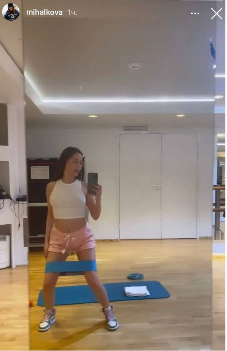 Julia Mikhalkova est habillée