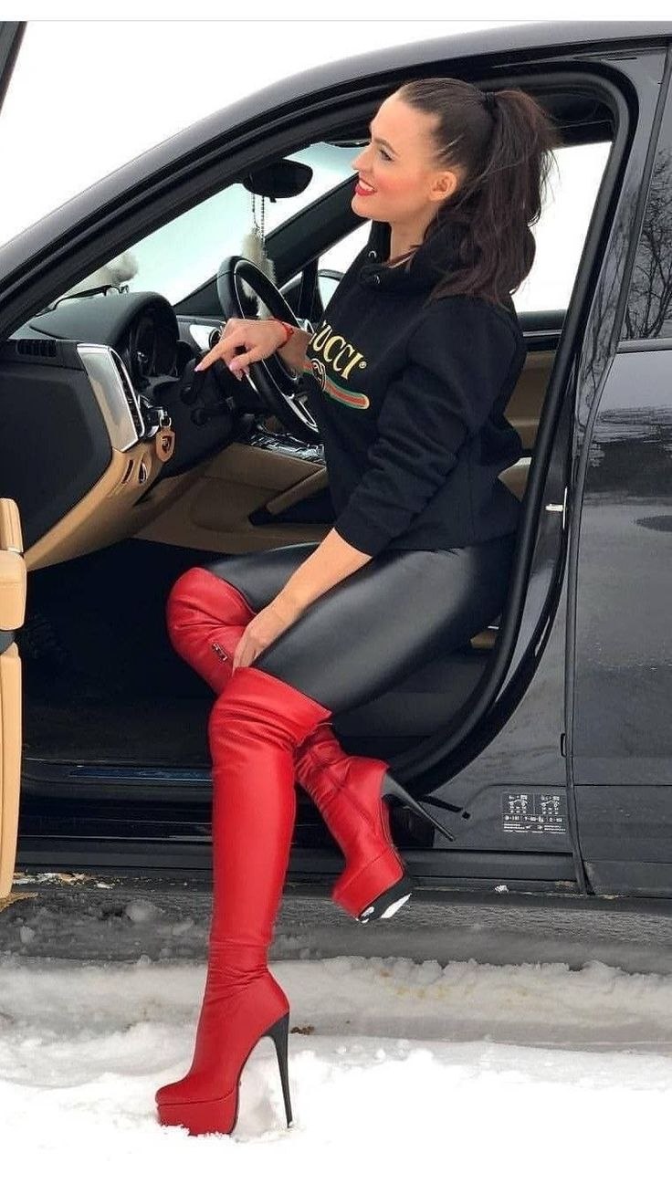 Mila Sivatskaya en bottes et manteau de fourrure