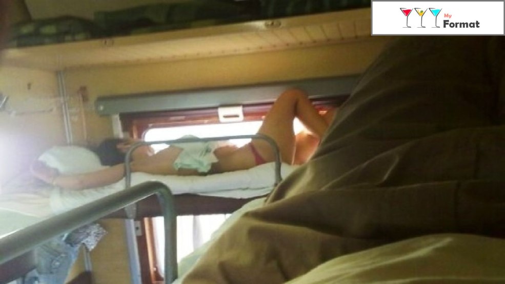 Filles sans culotte dans le train
