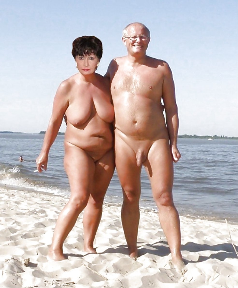 Couples nus sur la plage