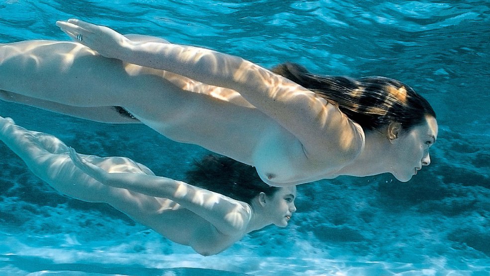 Filles nues dans l'eau