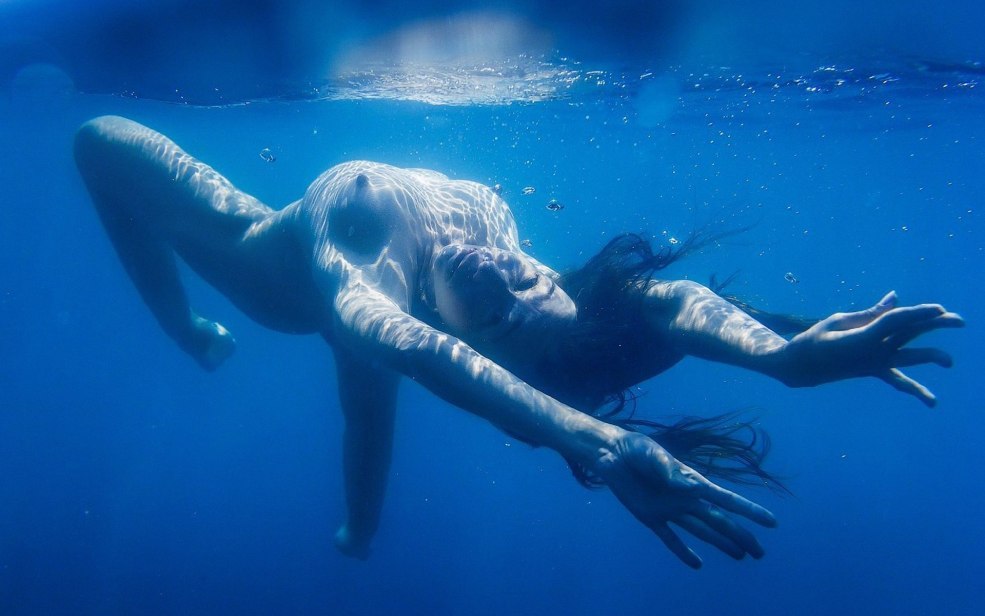 Énormes seins sous l'eau