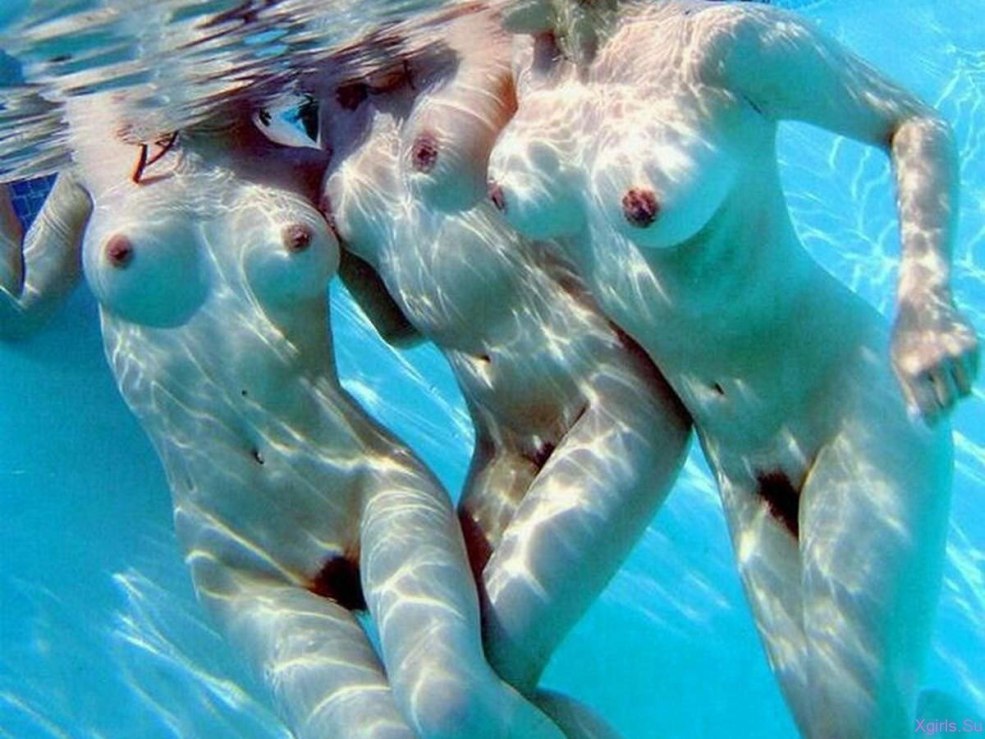 Nager nue dans la piscine