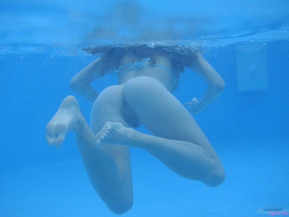 Nu artistique dans l'eau