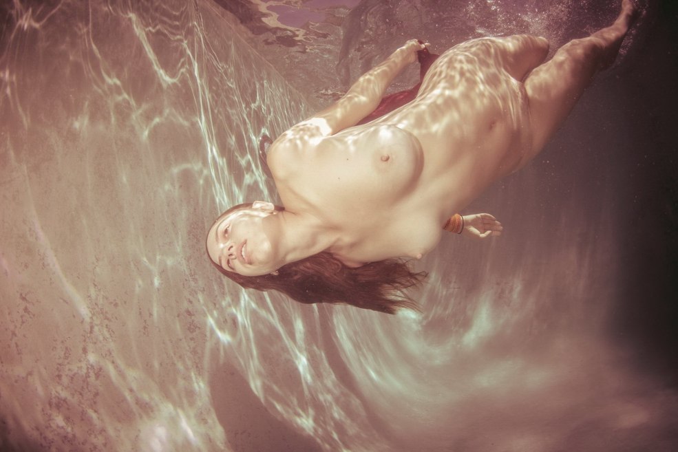 Séance photo érotique dans l'eau