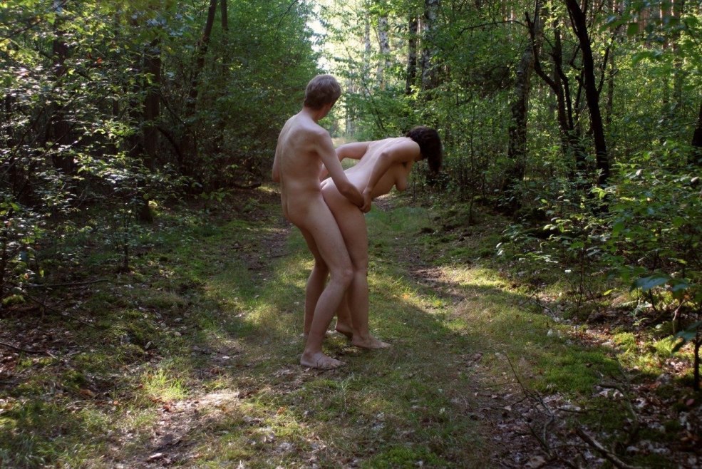 Hommes et femmes nus dans la forêt