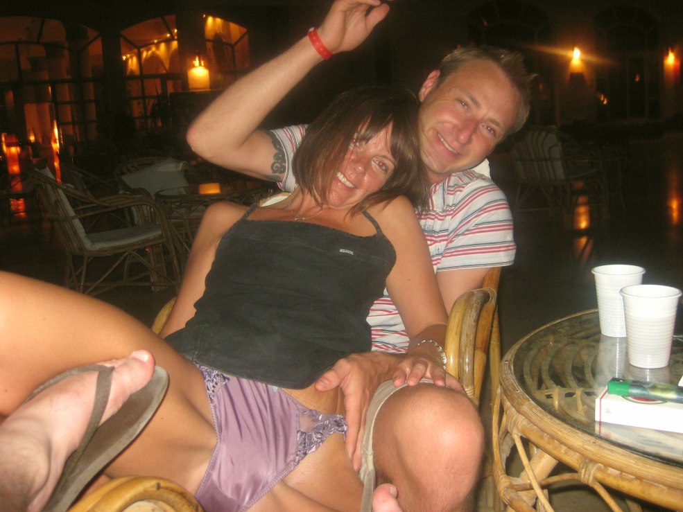 Hommes et femmes nus dans la rue