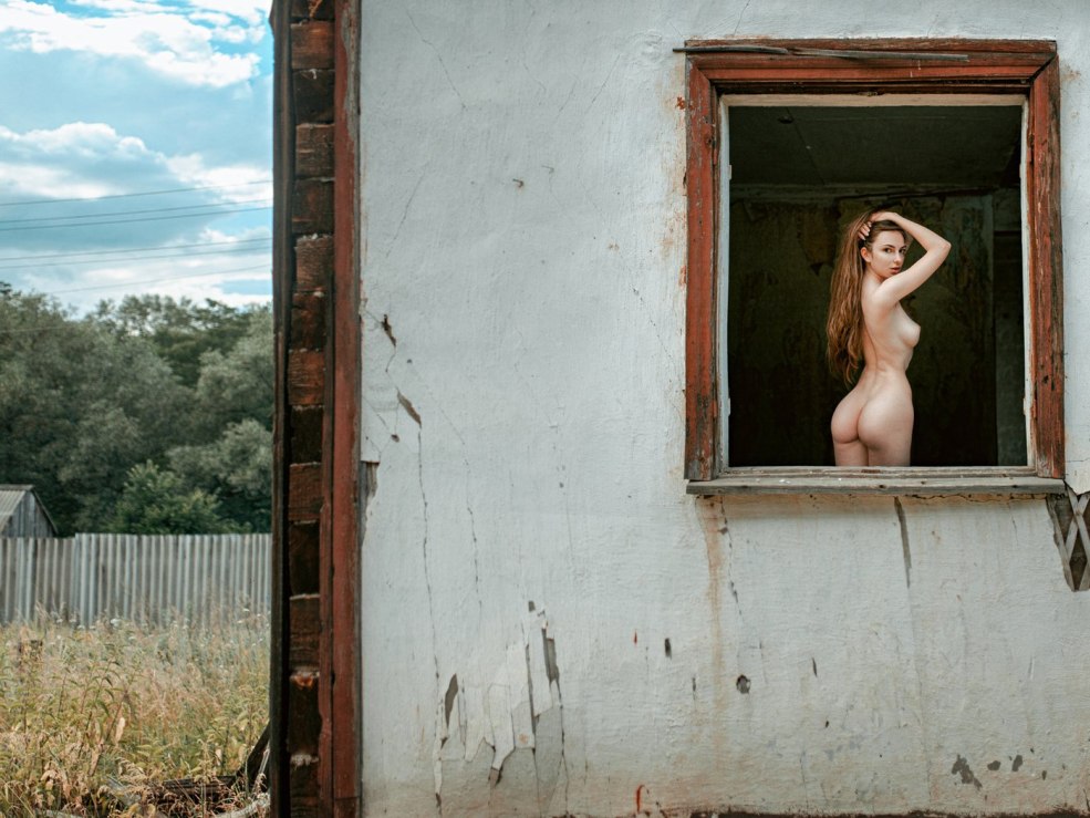 Femme nue par la fenêtre