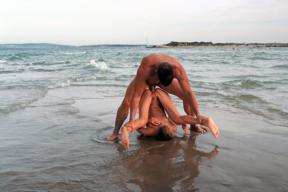 Belles femmes nues sur une plage sauvage