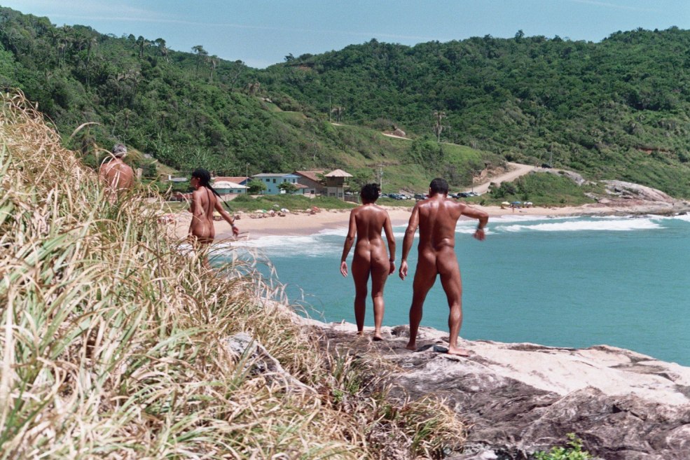 Beau 40 ans sur une plage sauvage