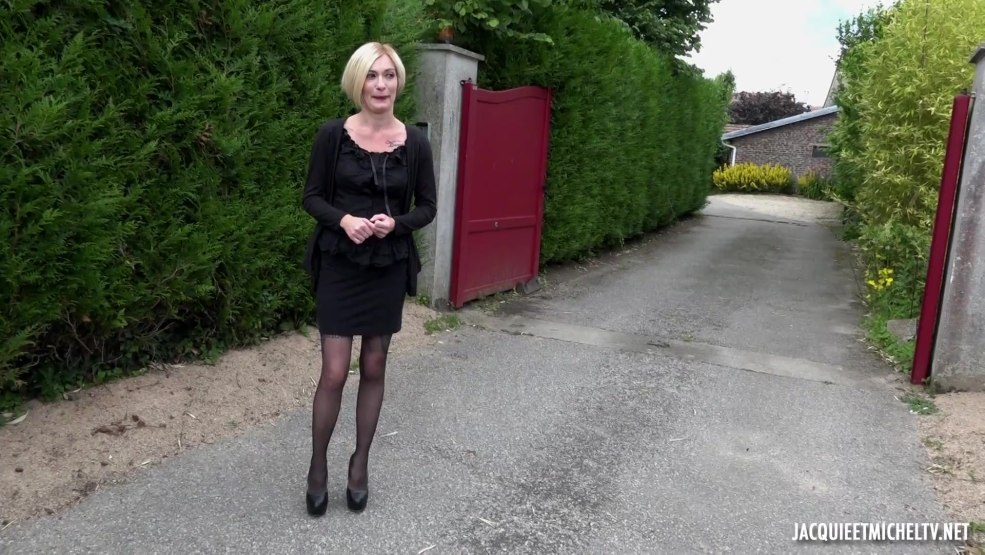 Mature nue avec muguet