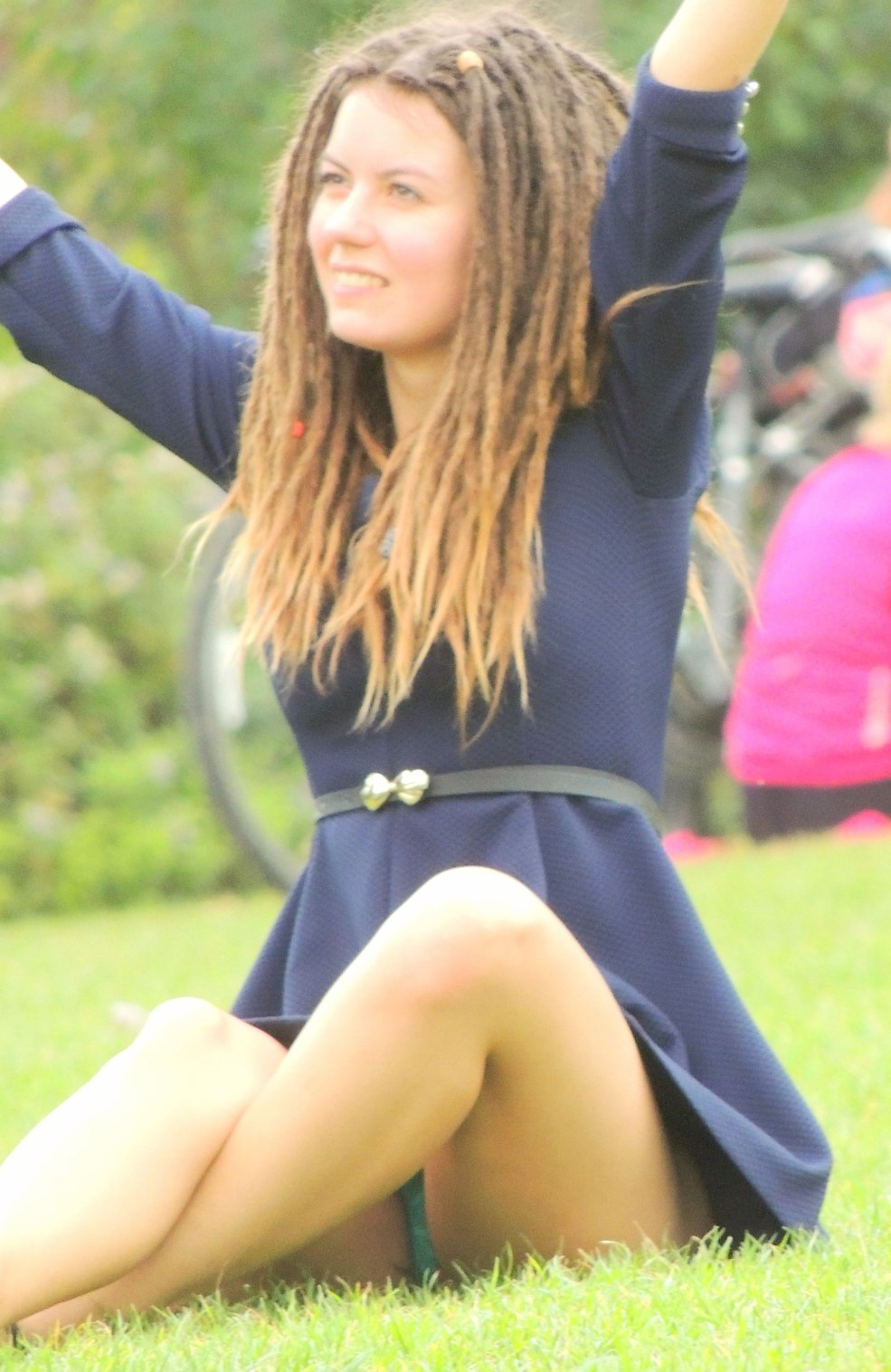 Fille dans la salopette