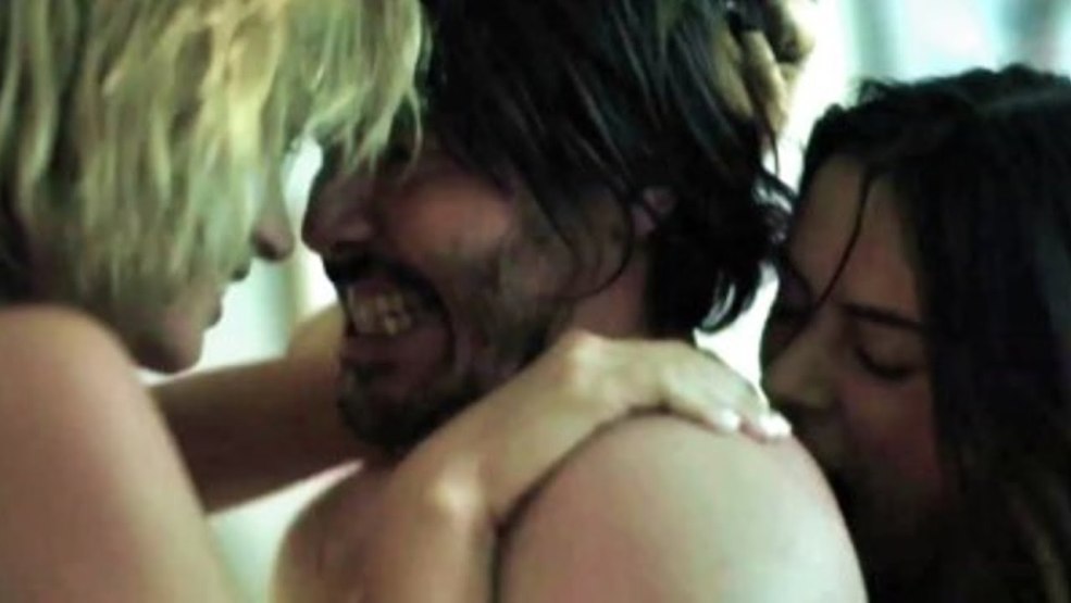 Les femmes se lavent sous la douche