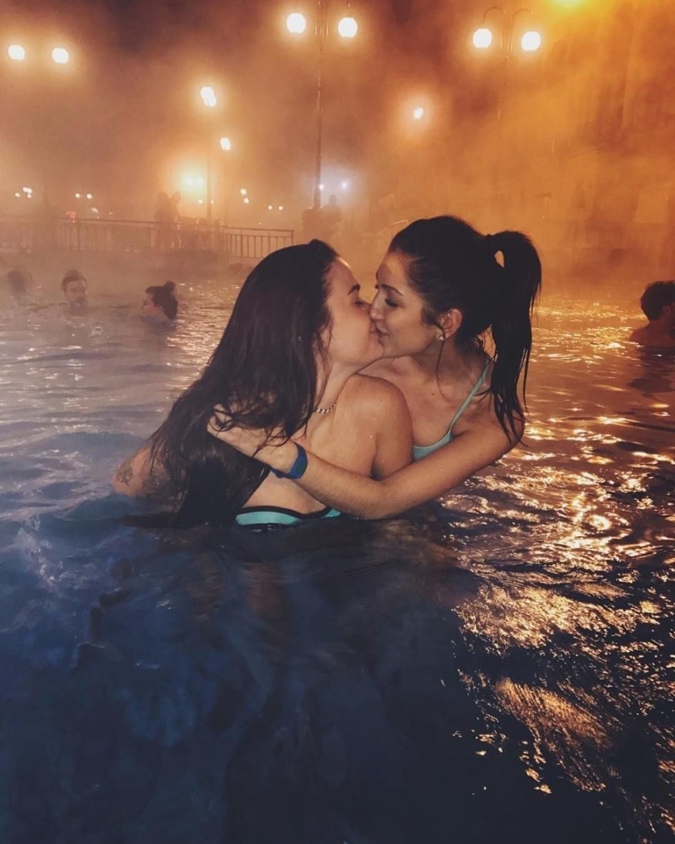 Baiser de filles dans la piscine