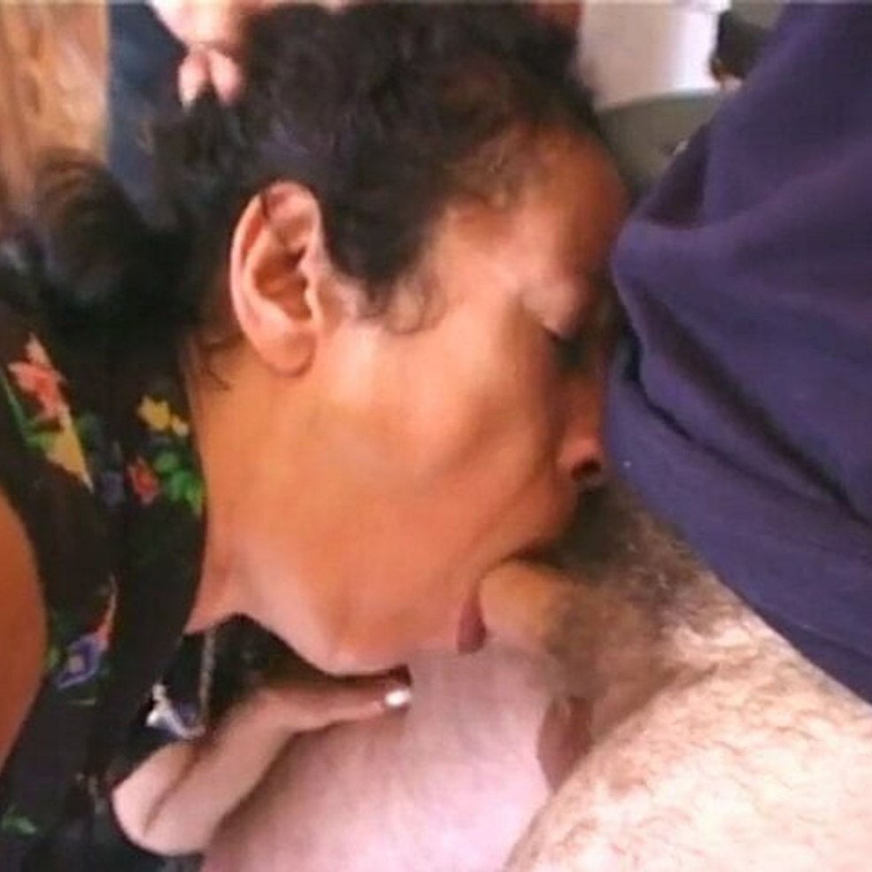 Inceste des femmes âgées nues