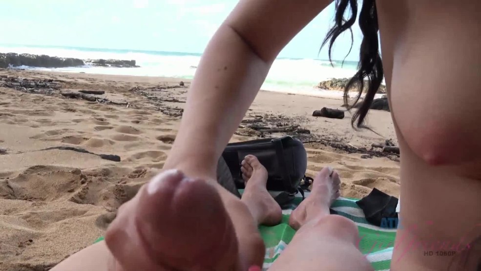 De gros seins sur la plage espionnés