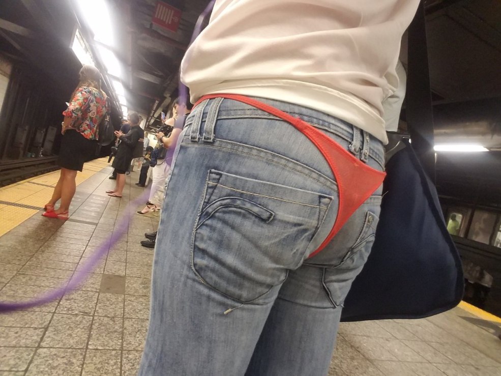 String sous un pantalon