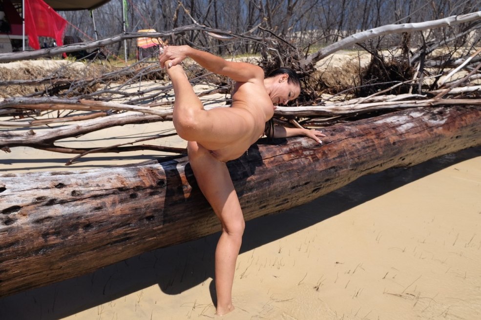 Mature nue dans le spray