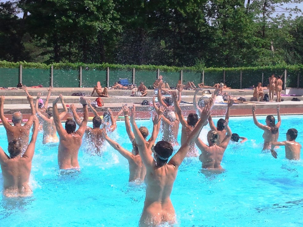 Voyeurisme gros homme sur l'éjaculation de la plage