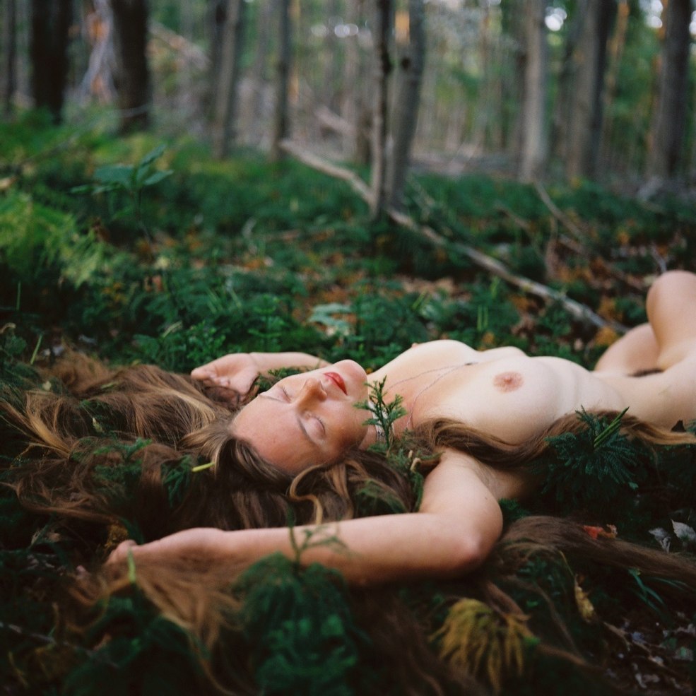 Brunettes nues dans la nature