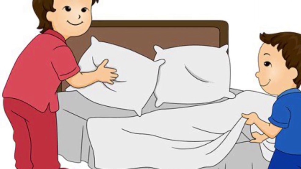 Filles rouges en maillot de bain au bord de la piscine