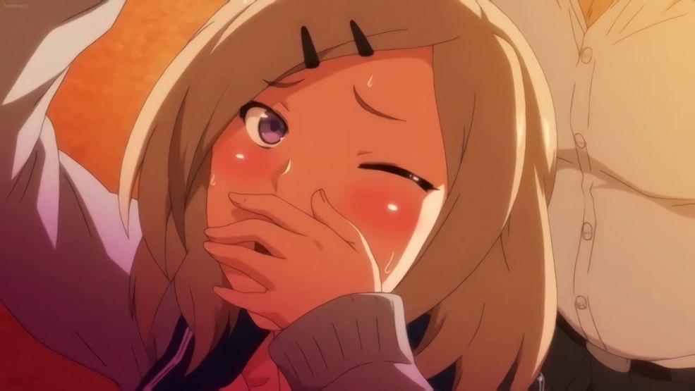 Cara Mell dans une robe