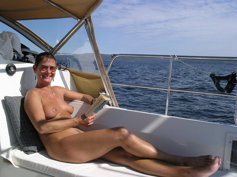 Pusionuse nue sur un yacht