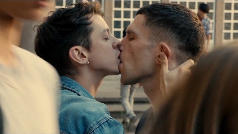 L'hôte s'est déshabillé dans l'air