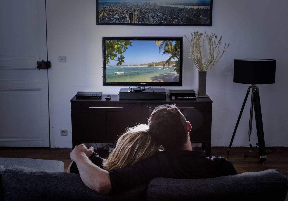 La famille regarde la télévision