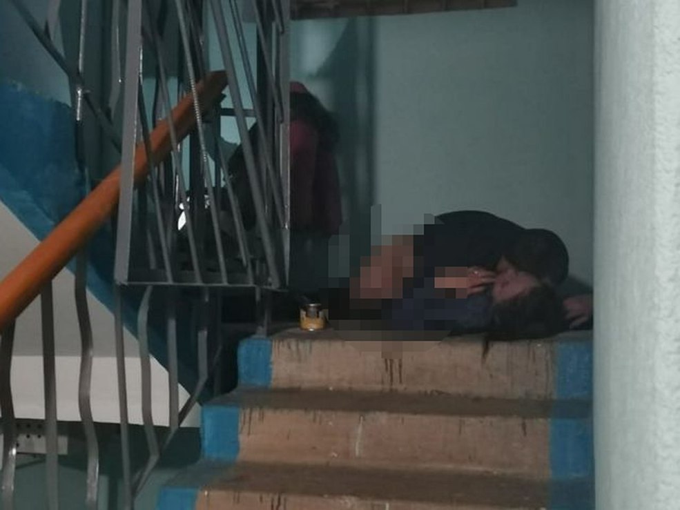La fille a été baisée à l'entrée