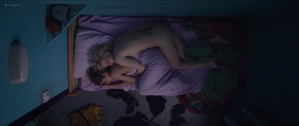 Sofia Butella maman nue