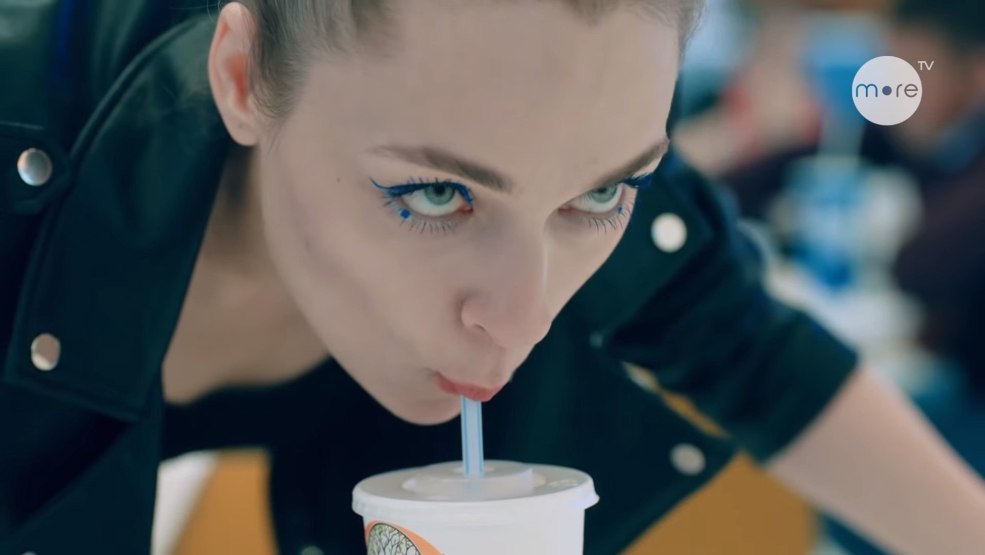 Filles d'en haut: baiser français