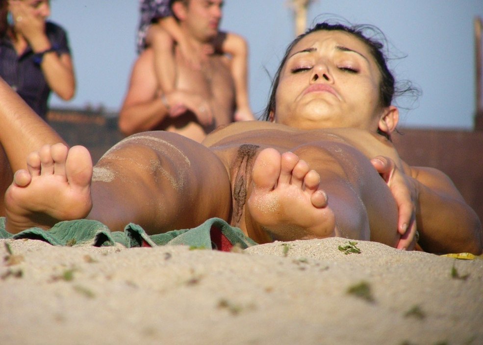 Érection sur la caméra cachée de la plage