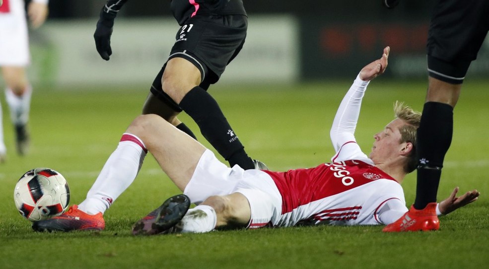 Lécher les pieds féminins