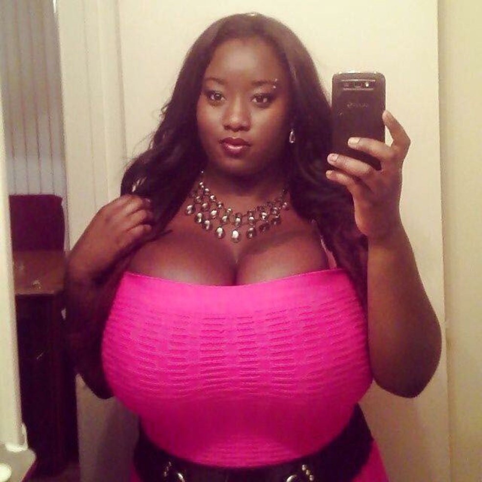 Lindsay pelas gros seins