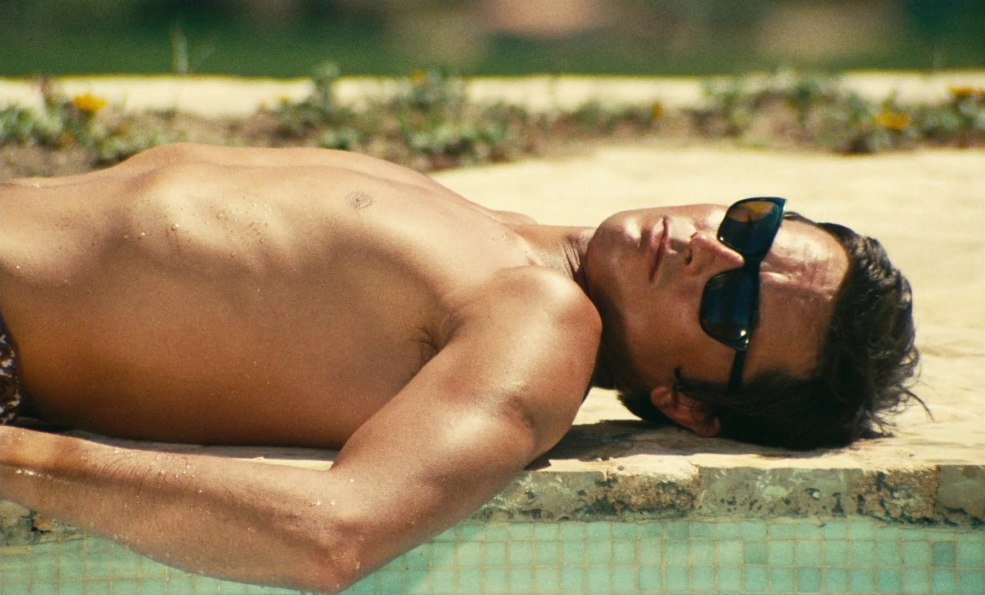 Alain Delon dans sa piscine pour les jeunes