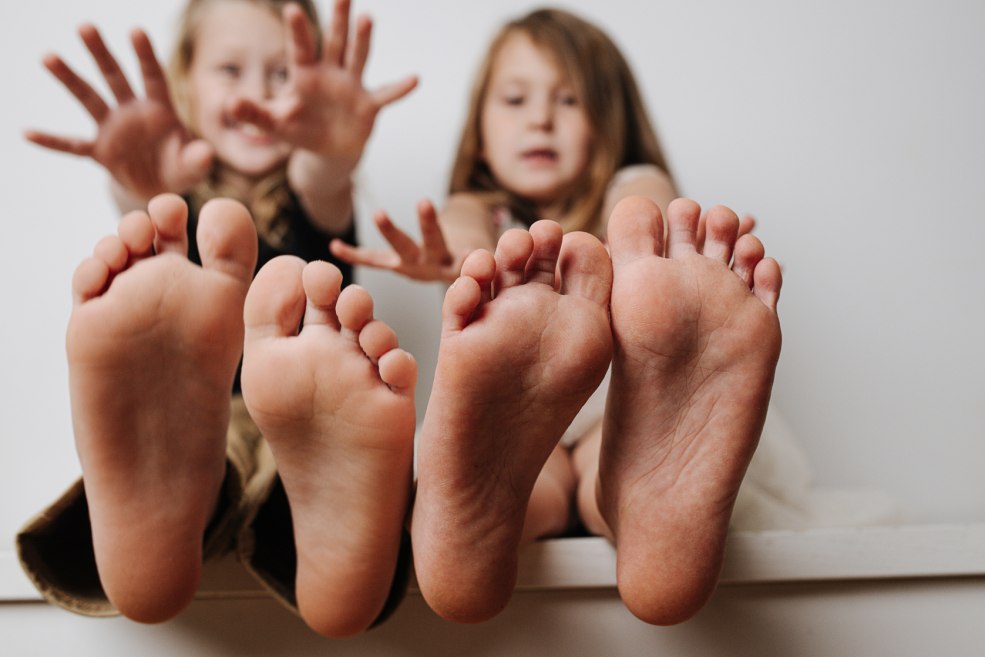 Les jambes féminines sur la pointe des pieds